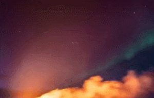冰島火山連續噴發逾月 與極光共舞成奇景