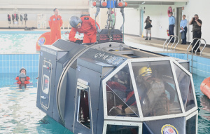 模擬飛行員落海求生 水中棄艙逃生分秒必爭