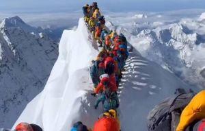 聖母峰登頂大塞車 冰架突斷裂5登山客墜落