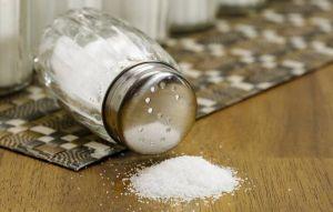 吃重鹹注意 研究：餐桌加鹽恐增41％胃癌風險