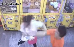 娃娃機店男打女狠搧猛踹 全因她偷玩具蘿蔔刀