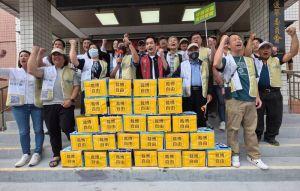 32777份!罷傅崐萁連署書送至選委會 32777份!罷傅崐萁連署書送至選委會