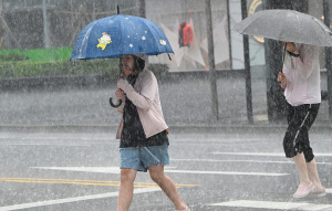 週日雨彈炸中南部 下週三梅雨驚人一片橘紅 週日雨彈炸中南部 下週三梅雨驚人一片橘紅