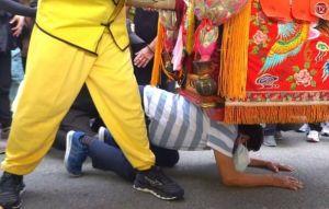 女為病父祈求白沙屯媽祖 鑾轎真的回頭 女為病父祈求白沙屯媽祖 鑾轎真的回頭