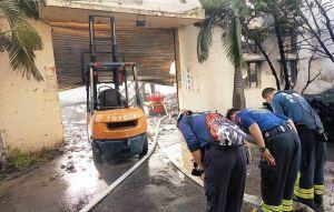灑水霧助弟兄撤離火場 嘉義縣消防機器人殉職 灑水霧助弟兄撤離火場 嘉義縣消防機器人殉職