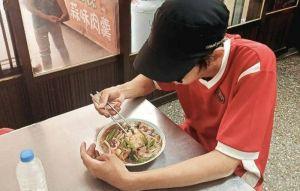 好暖!黑戶青年身分證快到手 「再生父母」陪環島送手機:彌補青春 好暖!黑戶青年身分證快到手 「再生父母」陪環島送手機:彌補青春