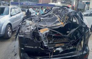 蘇澳淹水2車拋錨路中 被救災兩棲車輾成廢鐵