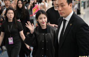 一家四口全現身高雄！IU朴寶劍領軍苦盡柑來