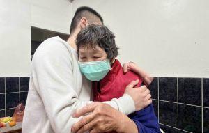 涉詐被中國關1年 男遣返擁抱鹹粥嬤:還是台灣好