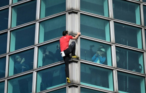 霍諾德開爬台北101！內部民眾搶拍狂揮手