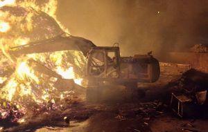 鹿港清潔隊烈焰沖天 惡火吞噬挖土機