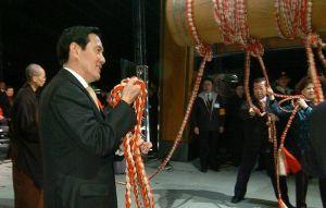 鄭麗文撞鐘紅繩劇烈抖動 馬英九當年曾直接拉斷