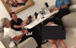 艾普斯坦檔案新噁照 3男用筆電桌下比基尼女跪爬