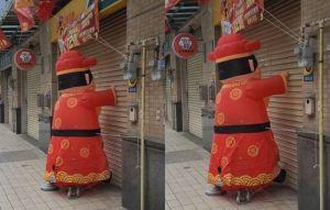財神爺急了新竹彩券行鐵門深鎖 祂狂敲門網笑翻