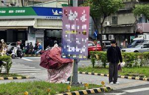 街頭舉牌工進化 安全島搭小帳棚休息