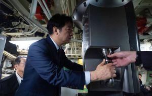 賴清德登海鯤艦 喊話在野尊重專業