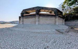 久旱潭底龜裂 日月潭神秘黑洞全都露