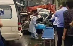 貴州重大車禍！廂型車超載10多人撞大貨車 學童2死14傷