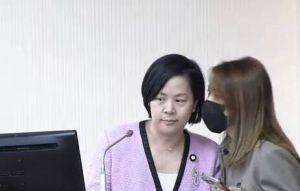 想篡位？陳智菡頻上台咬耳朵指導 林俊憲狂酸