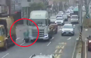 閃垃圾車鑽車縫！桃園女騎士揹嬰 遭曳引車輾過雙亡