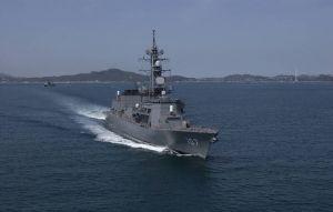 高市上台首次 日本護衛艦通過台海