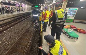 男闖台鐵中壢站軌道被車撞 急躲避車坑 驚險保命