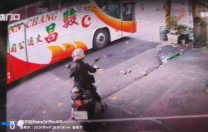 台南女警遭輾亡 疑遊覽車違停釀禍