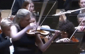  指揮家大手一揮！小提琴家上億古琴空轉3圈落地