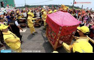 太鼓隊相迎！粉紅超跑回頭停駕 讓土庫國小師生鑽轎腳