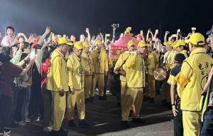 粉紅超跑駐駕台中大安這輪胎行 04:00起駕