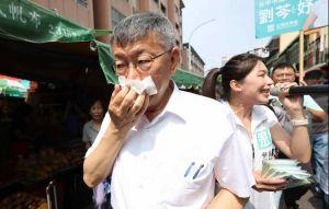 柯文哲台中水湳市場掃街 遭嗆貪污受賄唯一死刑