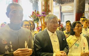 爆朝天宮年捐百萬給蔡春綢的基金會 他問柯:買官?