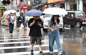 週一雨炸南部下到發紫 午後橘紅雨彈襲北部