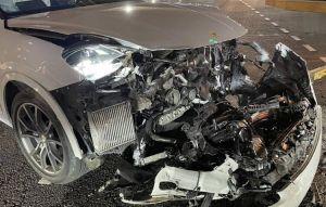 台中千萬車禍!保時捷猛撞賓士 車頭開花畫面曝光