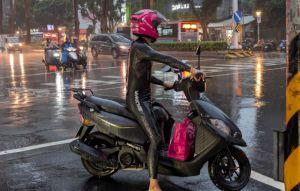 外送員神招抗雨！穿潛水衣騎車網笑翻