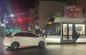 獨家》高雄輕軌深夜遭轎車擦撞 30乘客無奈枯等