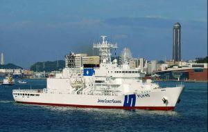 巴威颱風強襲  日萬噸艦朝霧號現身淡水河口避風