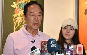 女球友風暴後行蹤曝 郭台銘沉默獨行不見曾馨瑩