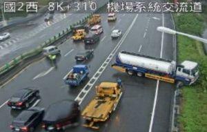國2油罐車撞廂型車打橫 後方車流一度嚴重回堵