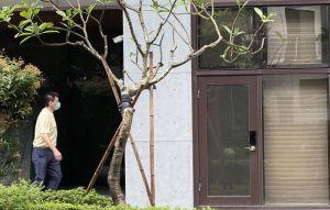 遭爆負心離婚  趙建銘延宕1小時現身診所看診