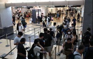 高鐵南港站貪食蛇塞爆 自由座旅客卡閘口爆怒