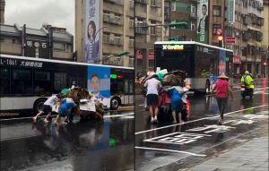 雨很大心好暖 萬華國中生冒雨幫阿伯推回收車