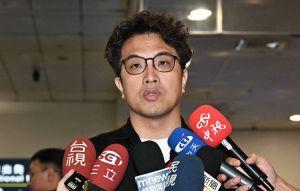 被秦慧珠笑稱心機男 沈伯洋留言：若有幸加LINE一定已讀會回