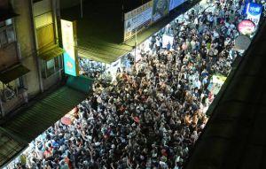 內湖居民驚呼前所未見 沈伯洋夜市拜票帶動買氣