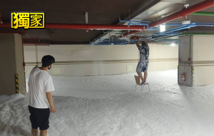 台中豪宅停車場 驚現「雪國奇景」