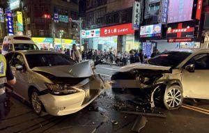 龍山寺旁車禍7傷 2車頭慘況曝光