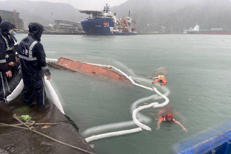 宜蘭南方澳漁船翻覆 幸無傷亡