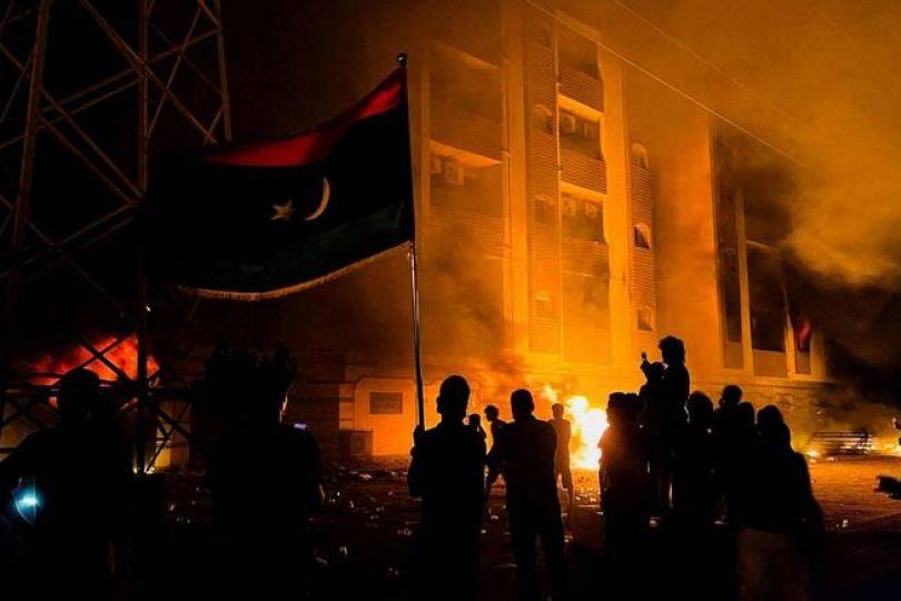 內亂四起！利比亞多地示威　闖議會縱火