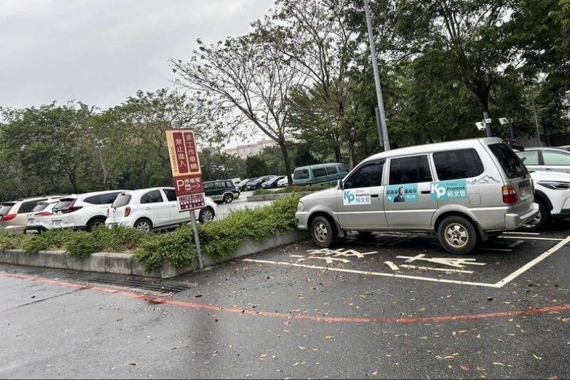 柯文哲宣傳車 違停殯儀館「接體車位」