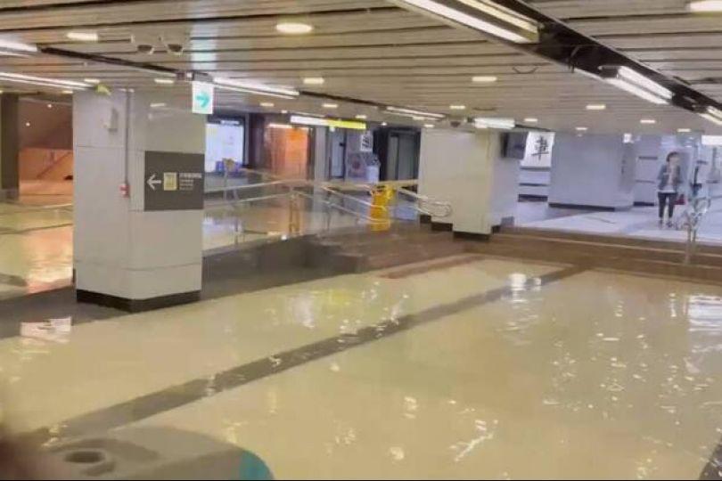 清晨暴雨 台北車站一度淹水10公分